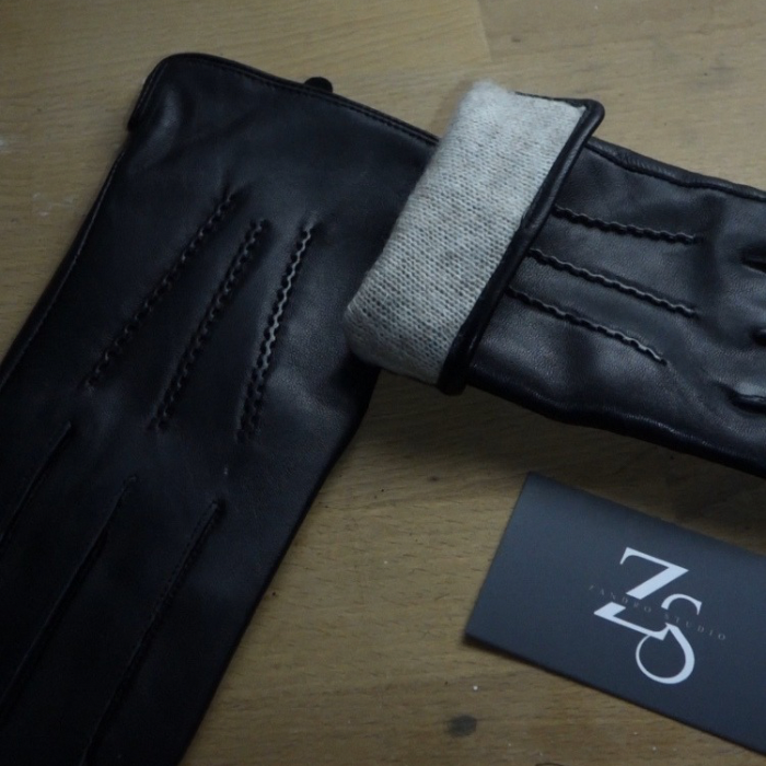 Leather gloves